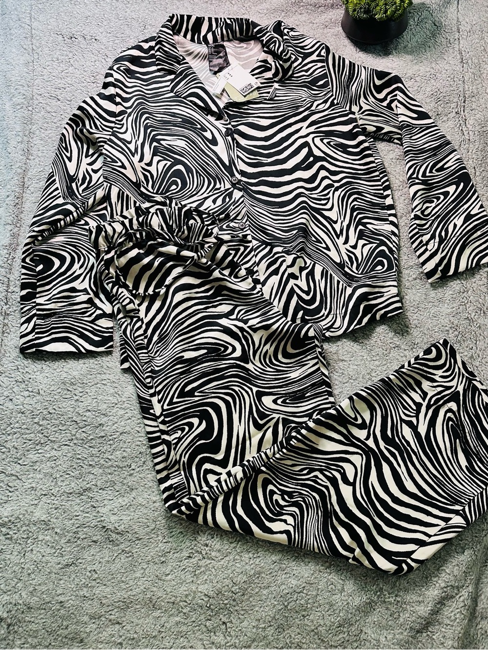 ✨🖤 Y2K Retro Lounge Co-ord Set
| H&M Zebra Swirl Matching Set brand new